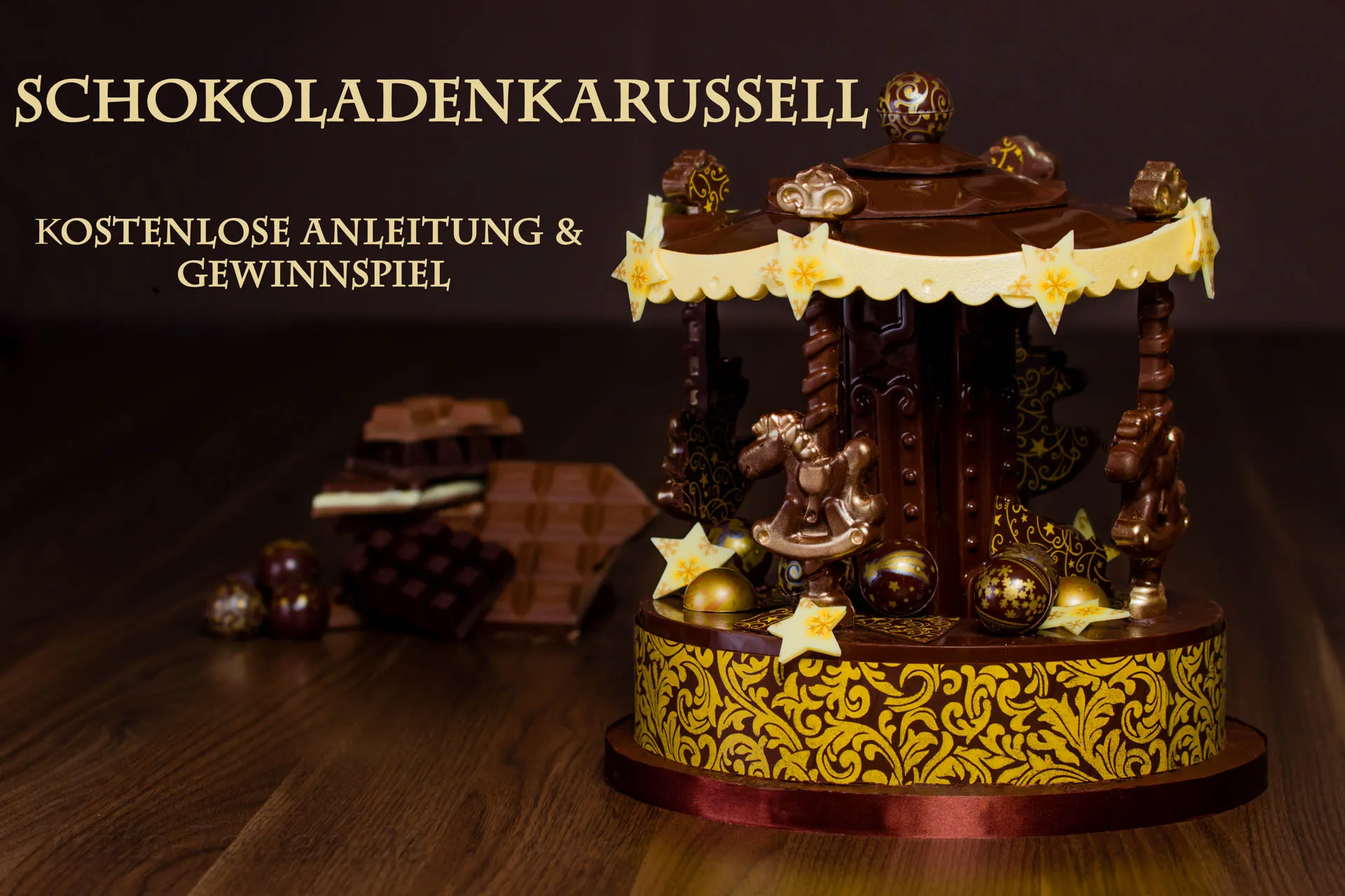 Das Karussell auf dunklem Holz, daneben Schokolade und Pralinen