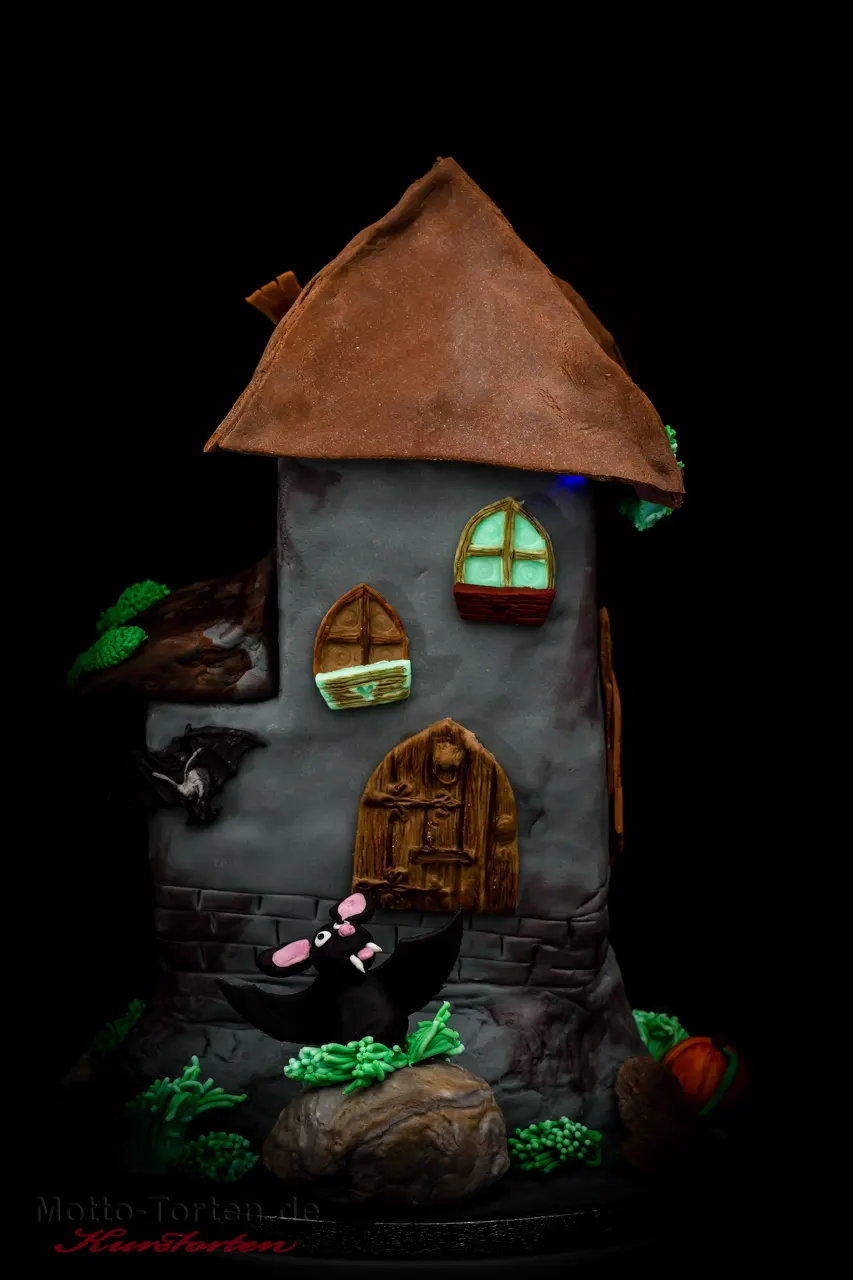 Dreidimensional geformte Halloween-Torte aus dem 3D-Torten-Basiskurs