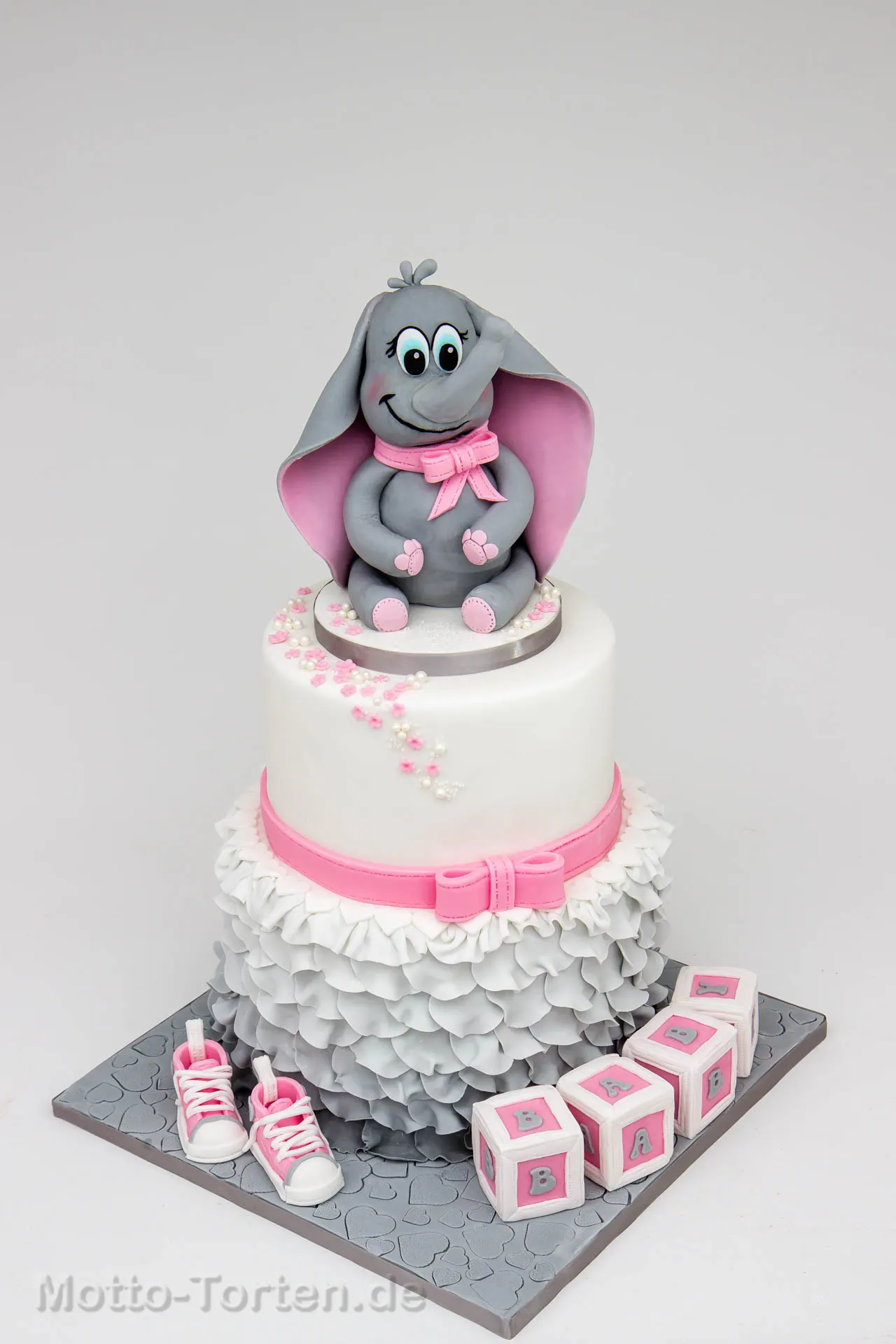 Rosa Babytorte mit modelliertem Elefanten