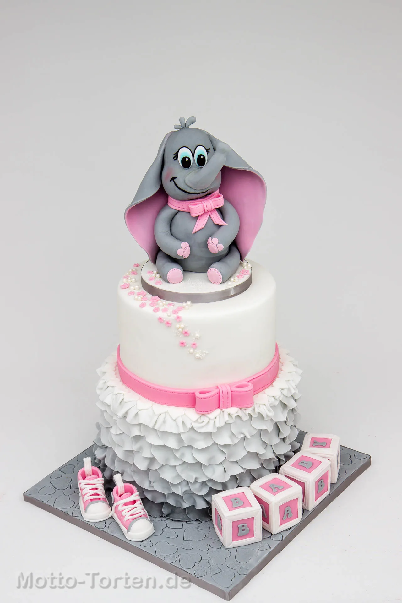 Babytorte mit komplett handmodellierter Dekoration und übergroßer Elefantenfigur als Caketopper