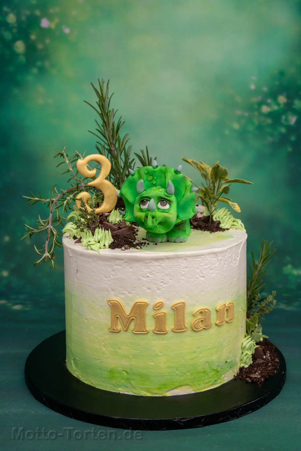 Torte mit Buttercreme eingestrichen