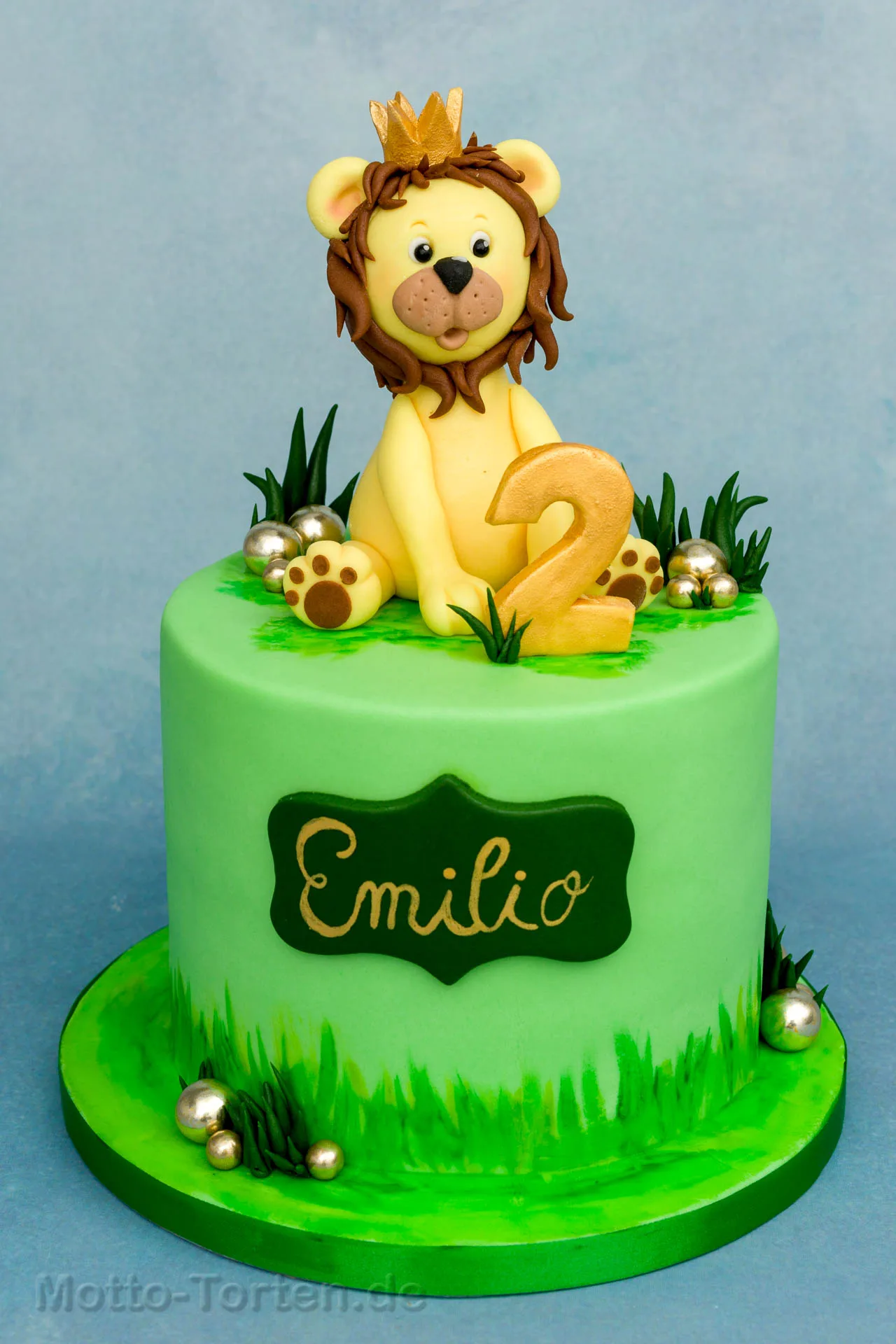 Torte mit fondanttauglichem Einstrich und glatt mit Fondant eingedeckt
