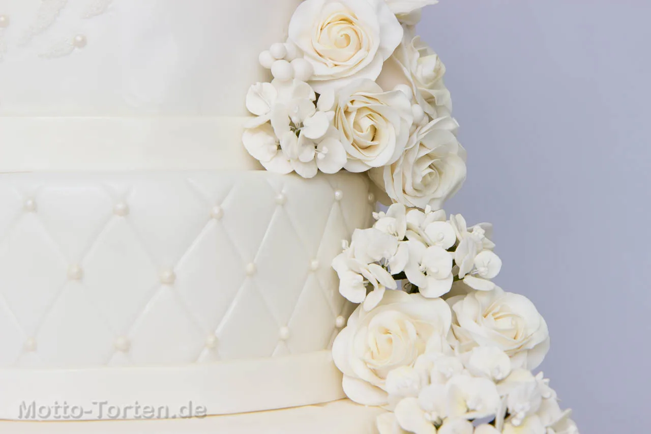 Hochzeitstorte mit aufwändig von Hand modellierten Zuckerblüten