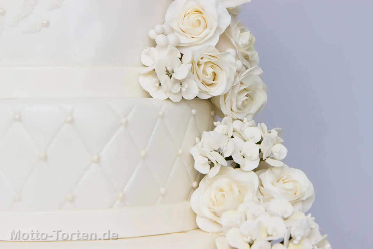 Weiße Blumenbuketts für Torten