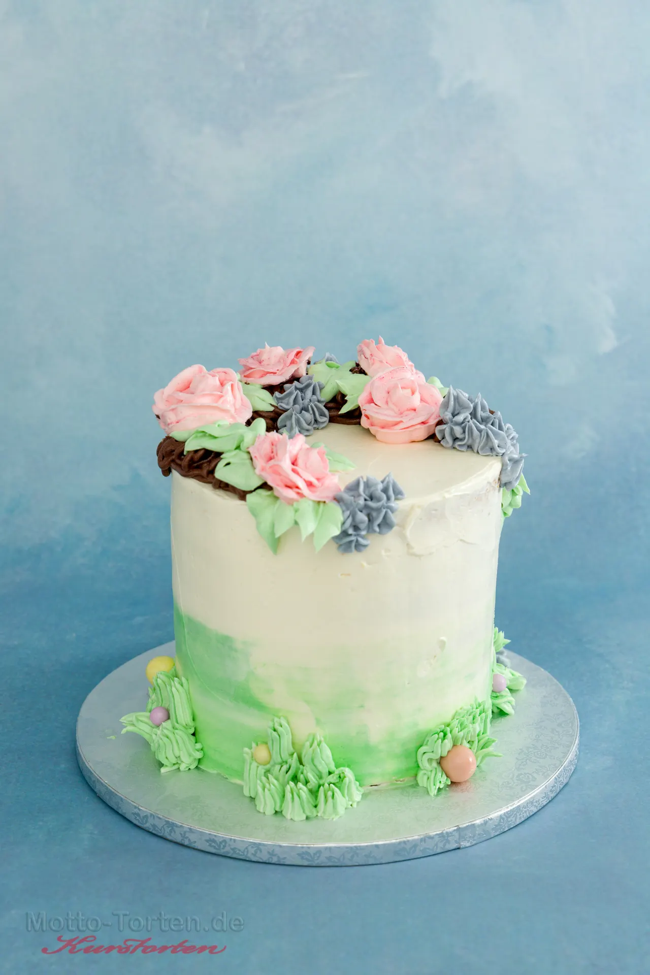 Mit Buttercreme dekorierte Torte aus dem Buttercreme-Basiskurs