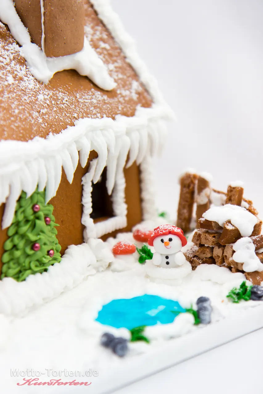 Mit Royal Icing verziertes Lebkuchenhaus