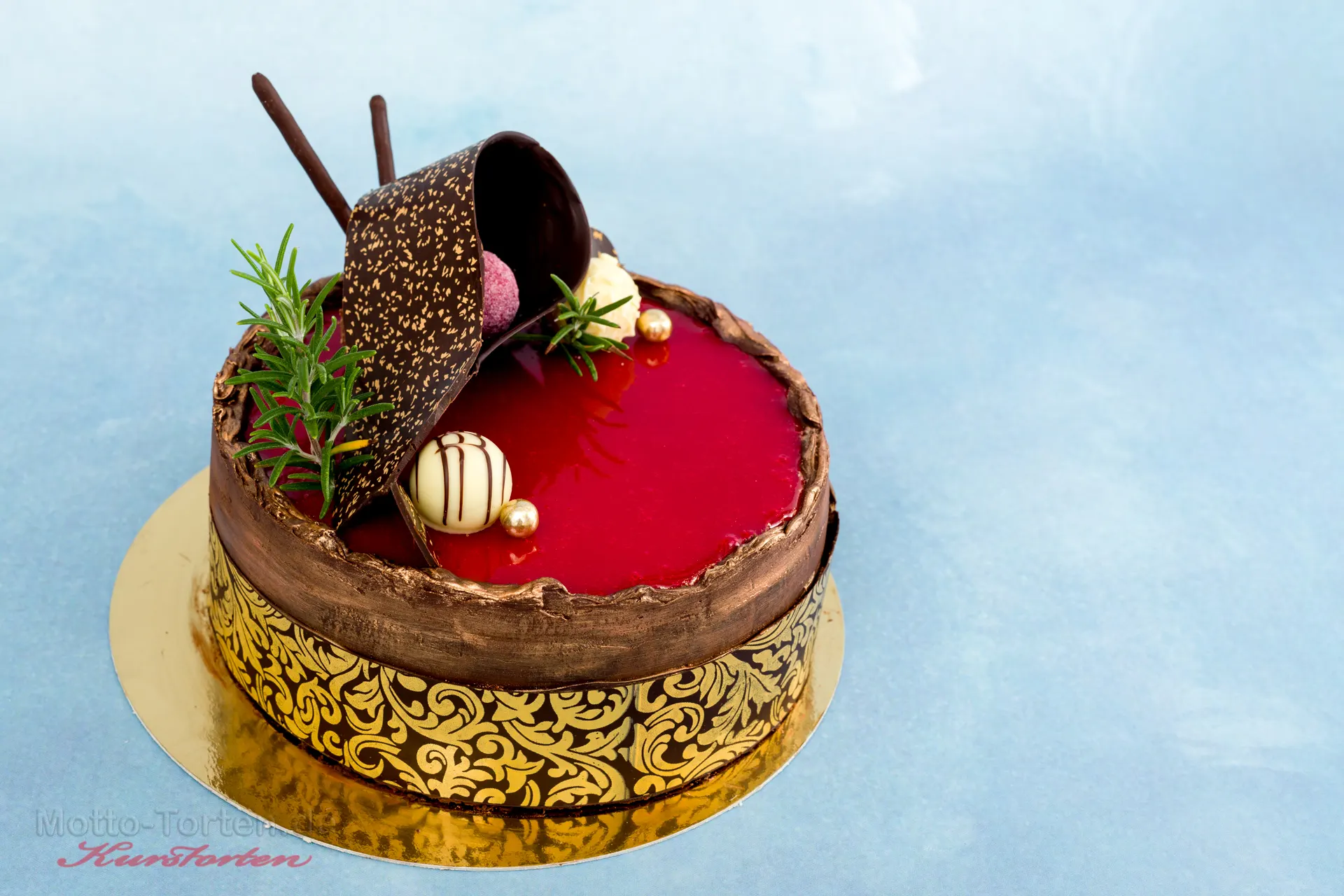 Torte mit Schokoladen- und Karamelldekor ohne Fondant